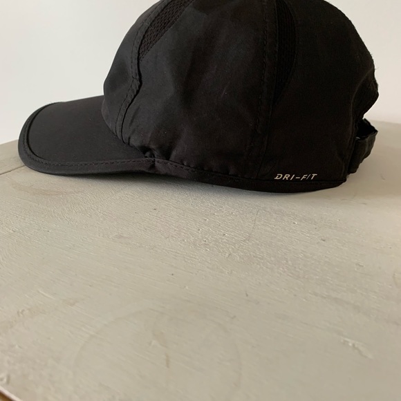 Nike Youth Featherlight Dri-Fit - Picture 2 of 3